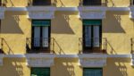 Fachada de un edificio de viviendas con balcones en Madrid