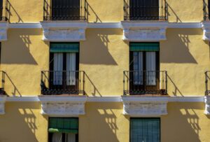 Alquilar viviendas desde la sociedad familiar: cómo estamos con el empleado a jornada completa